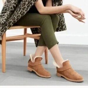 UGG Brand McKay Ankle Boot Chestnut Brown Color Sheepskin Women's size 9